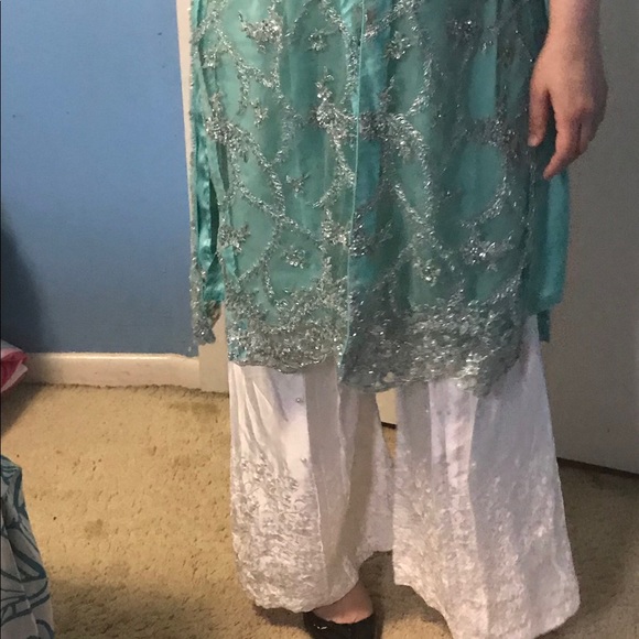 Pakistan Net embellished party dress - Picture 2 of 3